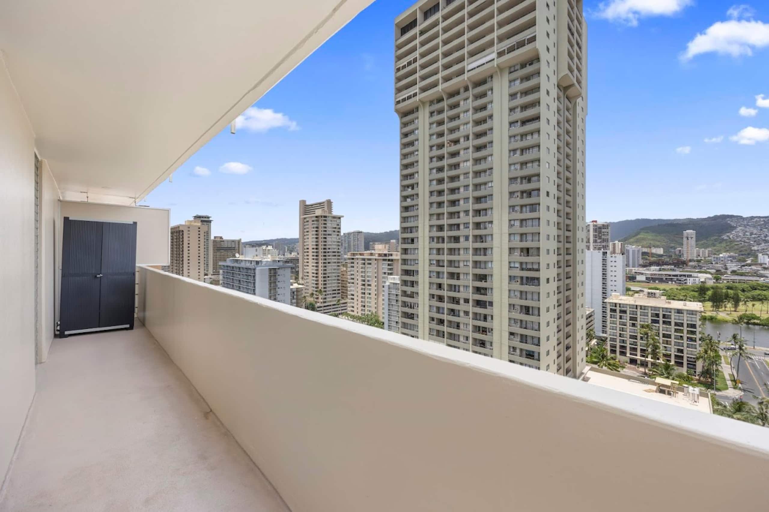 Flamingo Waikiki Free Parking Ocean View King Bed - Image 32
