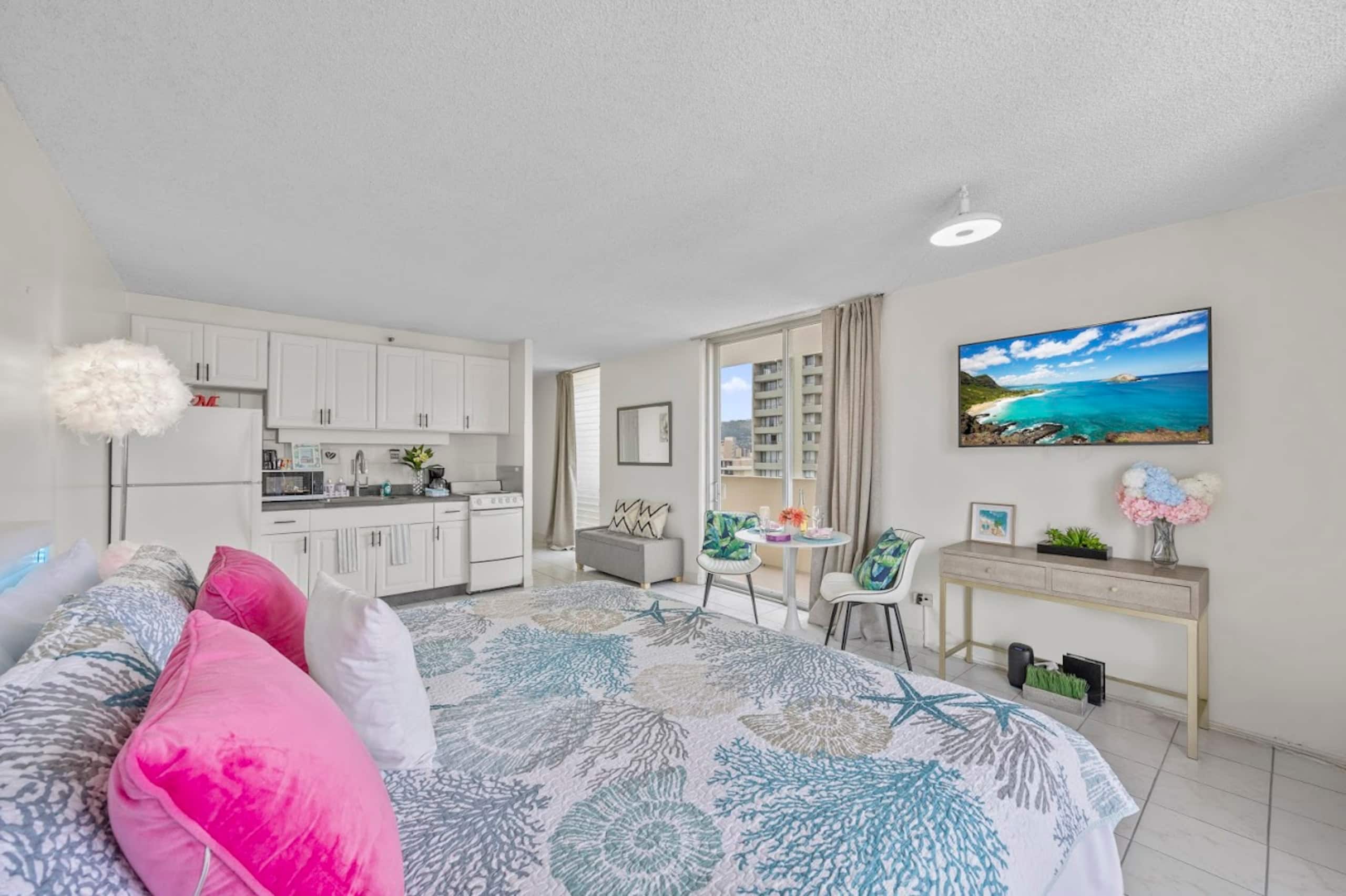 Flamingo Waikiki Free Parking Ocean View King Bed - Image 8