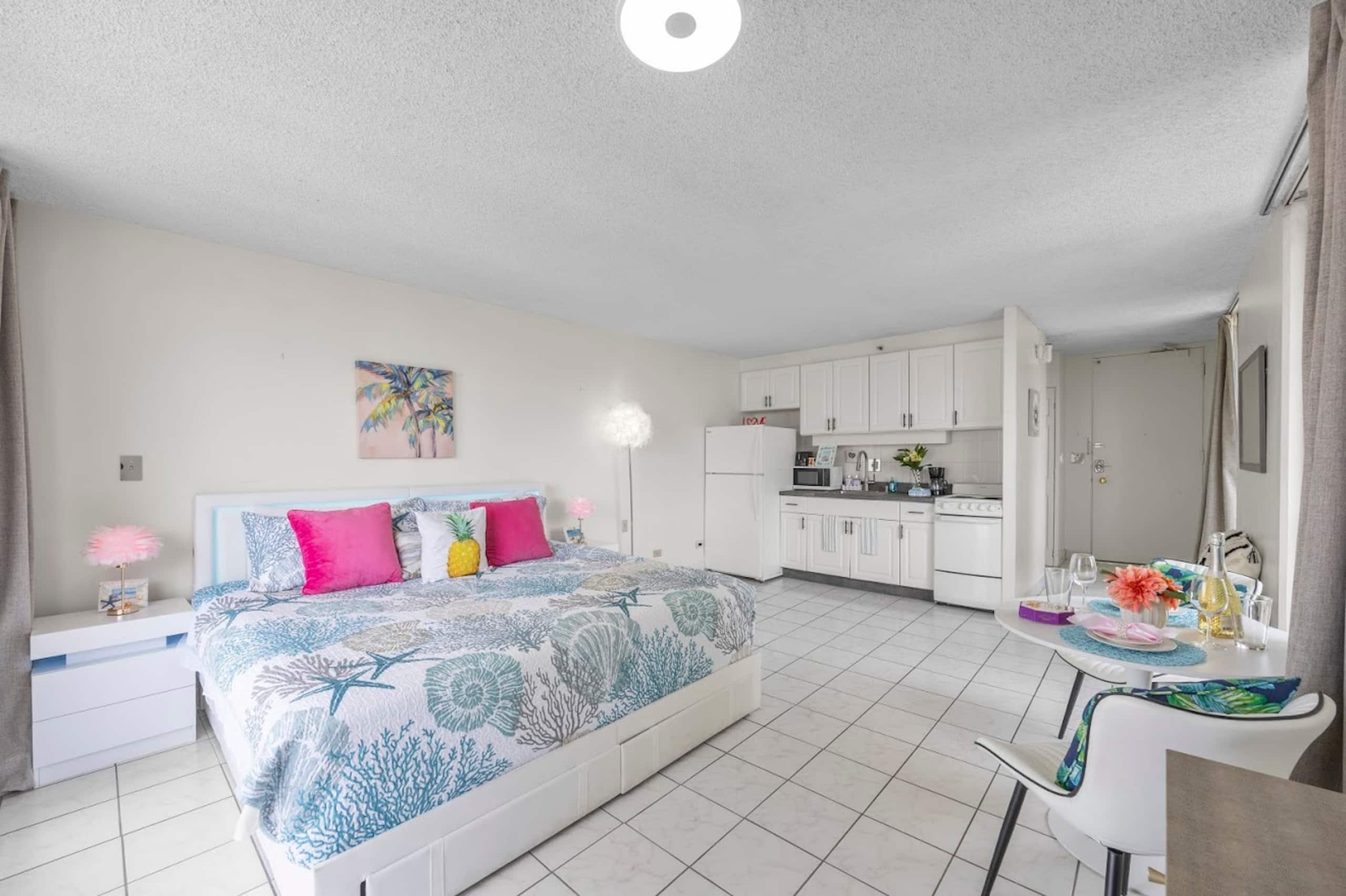 Flamingo Waikiki Free Parking Ocean View King Bed - Image 15