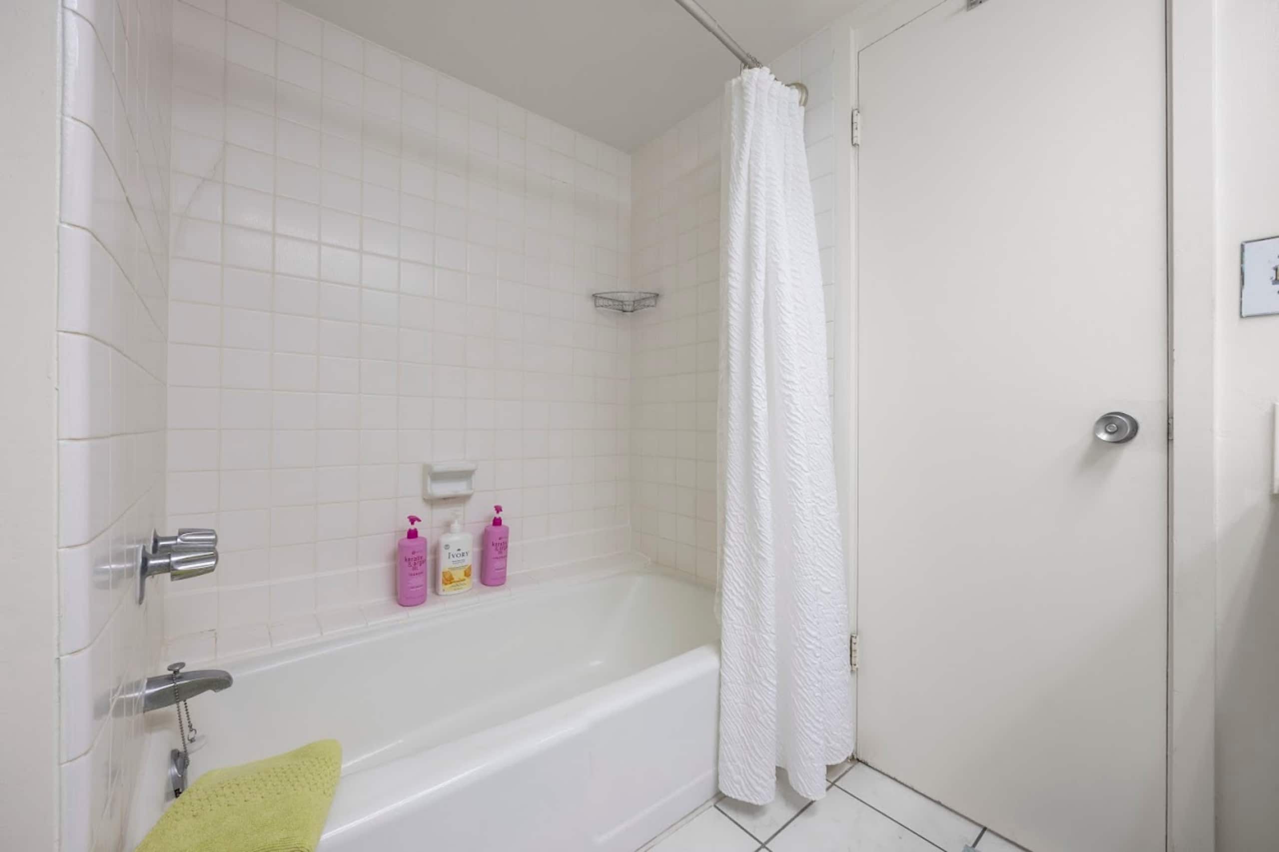 Flamingo Waikiki Free Parking Ocean View King Bed - Image 26