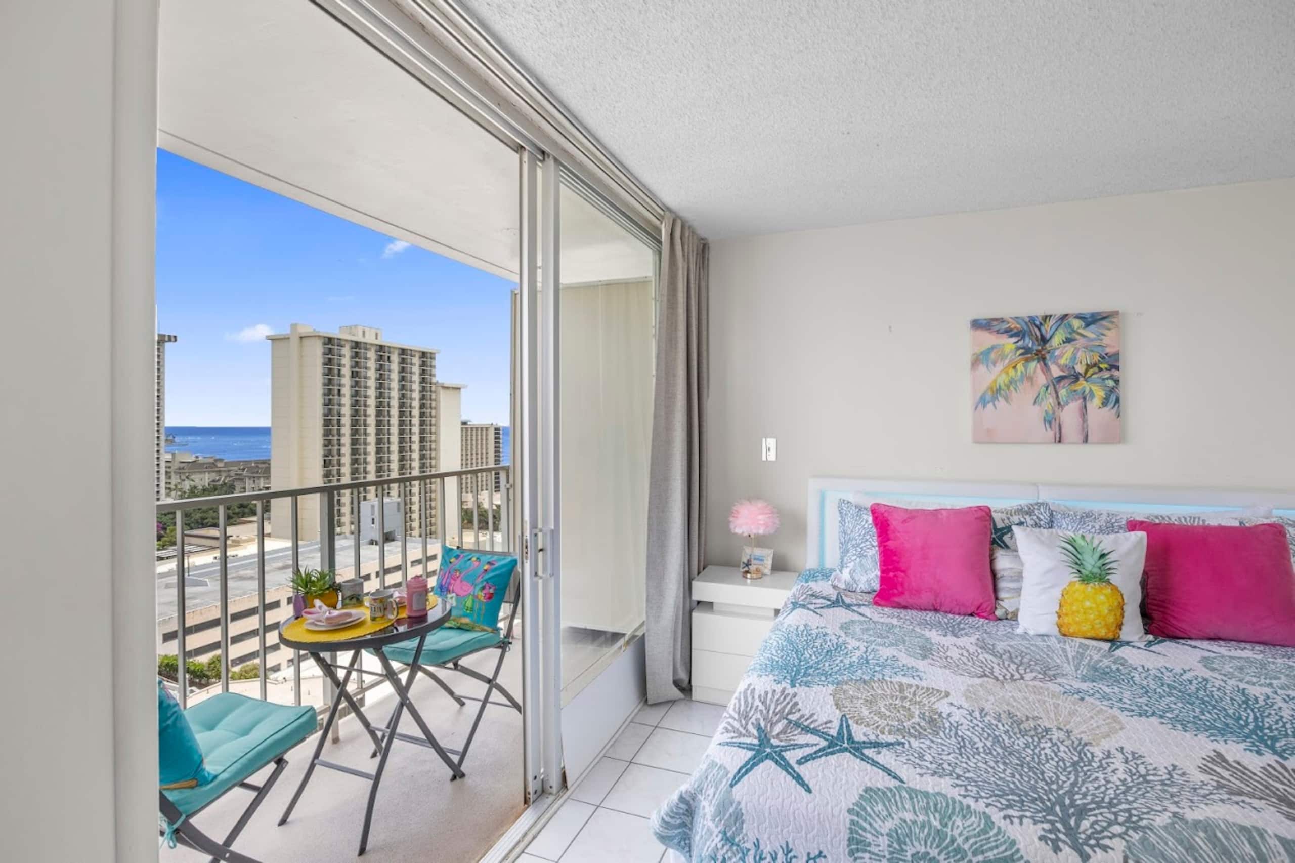 Flamingo Waikiki Free Parking Ocean View King Bed - Image 6