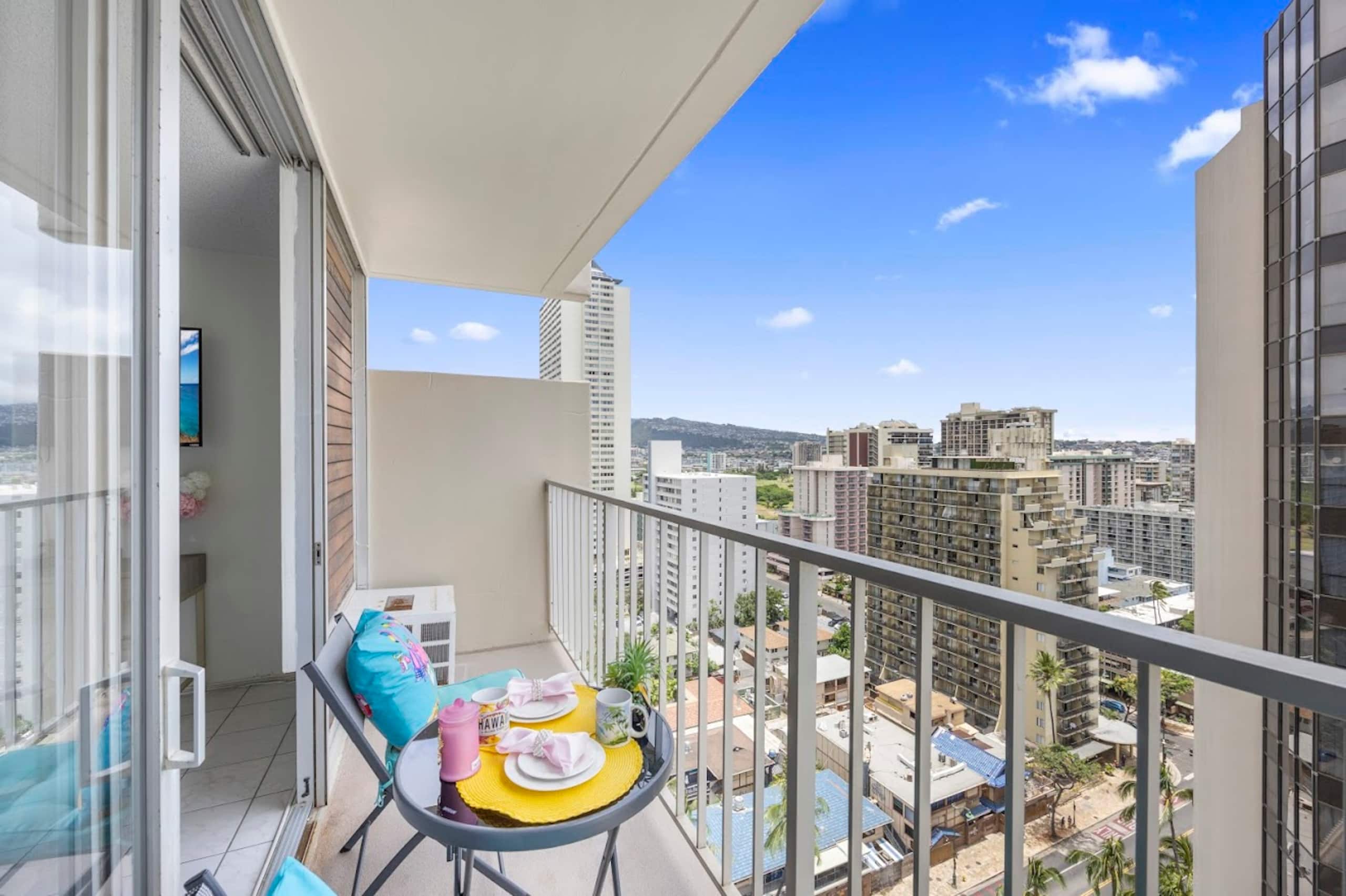 Flamingo Waikiki Free Parking Ocean View King Bed - Image 29