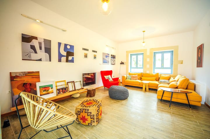 Planta baja: acogedora sala de estar y comedor de estilo abierto