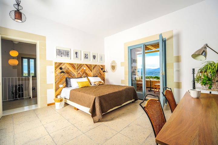 Primer piso: dormitorio 1 con cama tamaño queen y acceso al balcón.