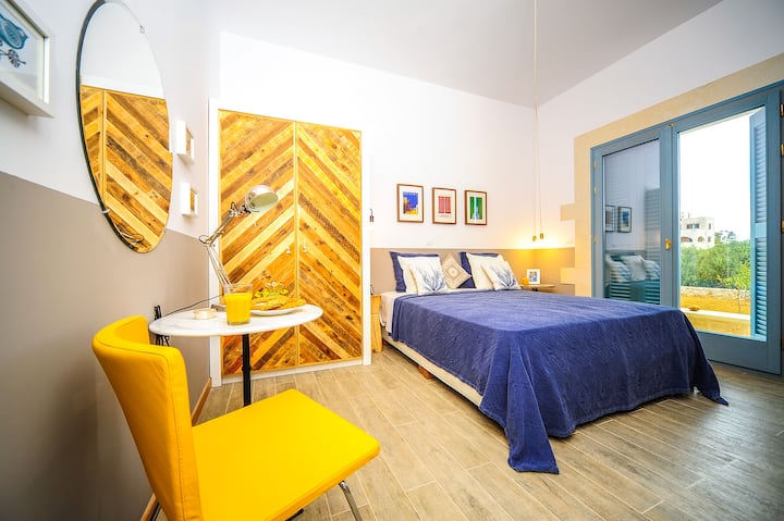 Planta baja: dormitorio 4 con cama tamaño queen y acceso al jardín de la piscina.