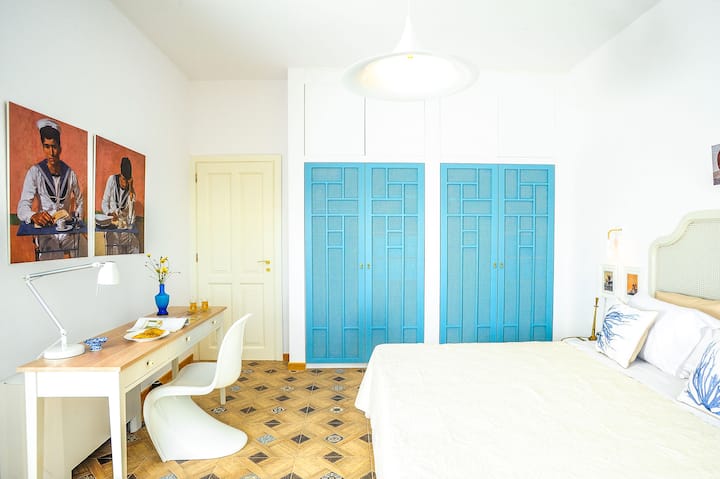 Primer piso: dormitorio 2 con cama tamaño queen y acceso al balcón.