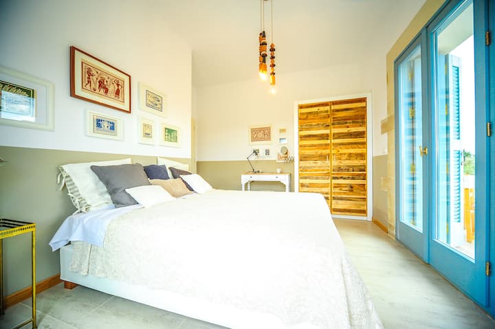 Primer piso: dormitorio 3 con cama tamaño queen y acceso al balcón.