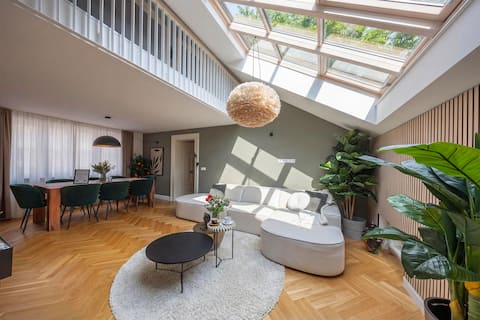 Top performing Airbnb: 6BR+3Bath SOHO Suites Old Town | AC & PS5 | #C402 in Praha