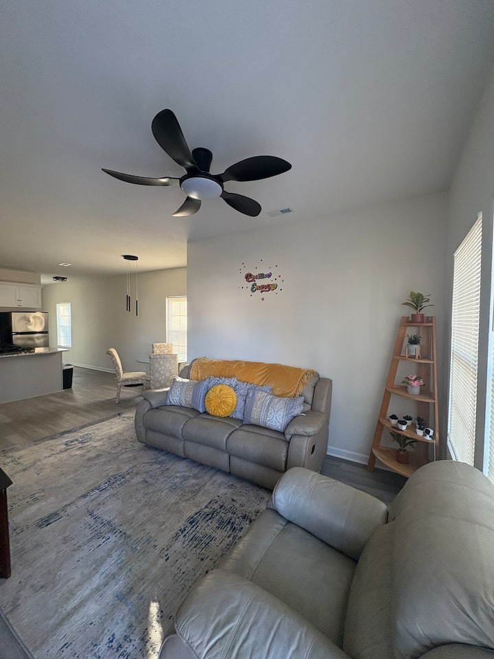 Cozy Modern Retreat, Peaceful Stay Near Everything - Portsmouth, VA