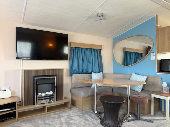 Coastal Caravan Getaway –Beachfront Family Fun - West Mersea