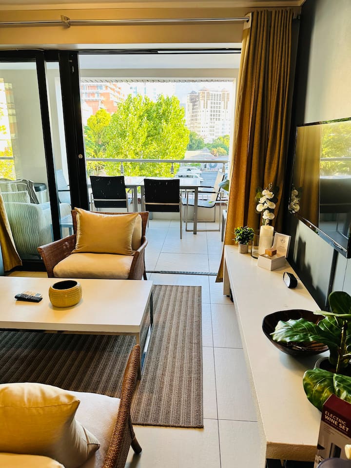 Stylish 2br | Balcony Mountain Views, Walk To V&a - Claremont