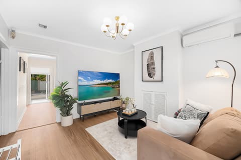Top Airbnb: Historic 3BR Stay | Harbour Bridge | Comfortable in Millers Point