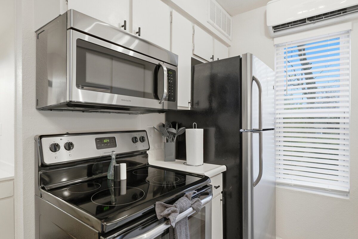 Charming Hyde Park Studio | King Bed, Free Parking
