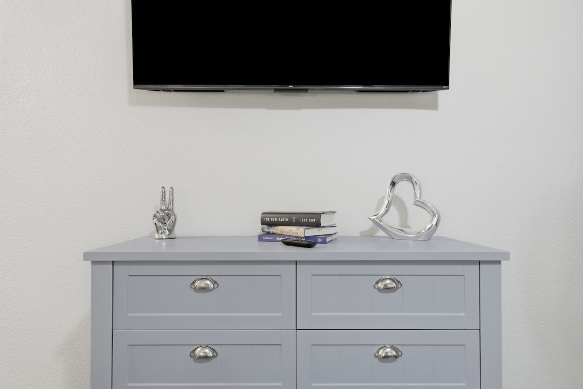 Charming Hyde Park Studio | King Bed, Free Parking