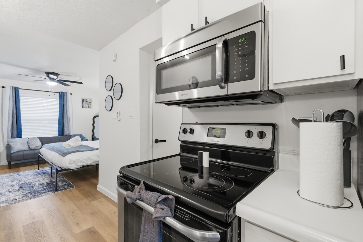 Charming Hyde Park Studio | King Bed, Free Parking