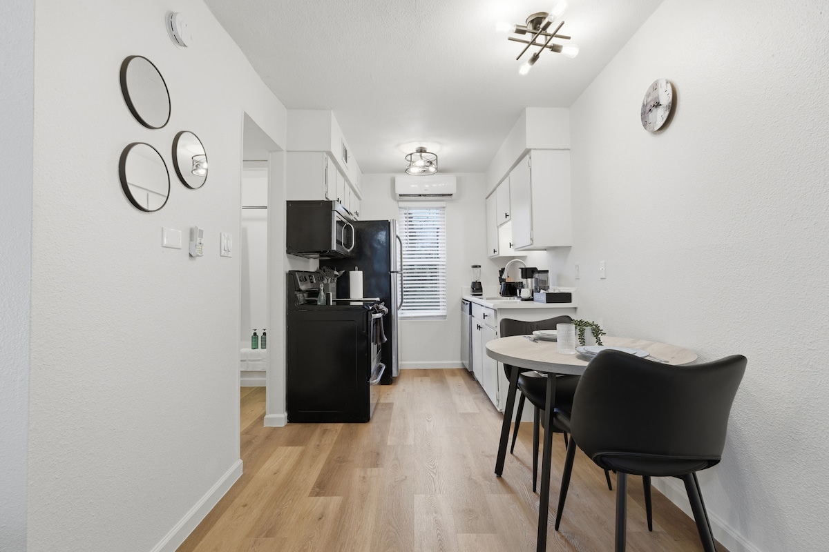 Charming Hyde Park Studio | King Bed, Free Parking