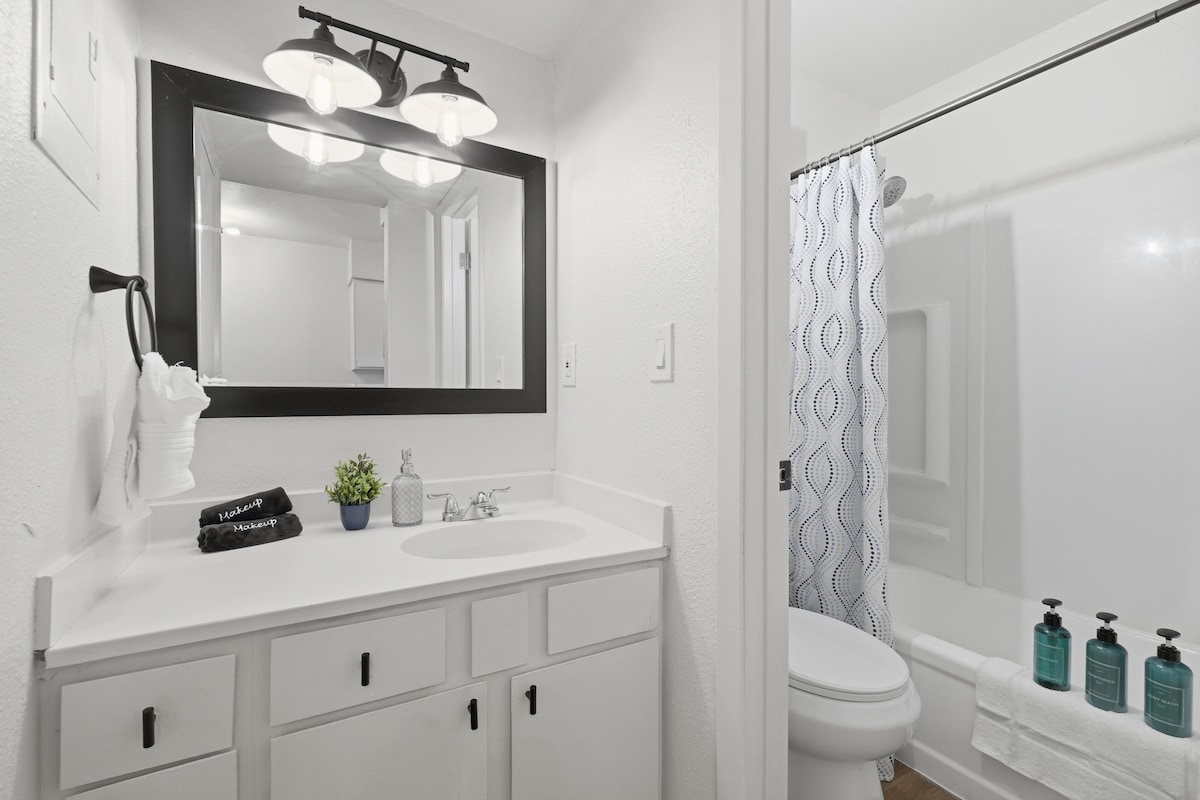 Charming Hyde Park Studio | King Bed, Free Parking