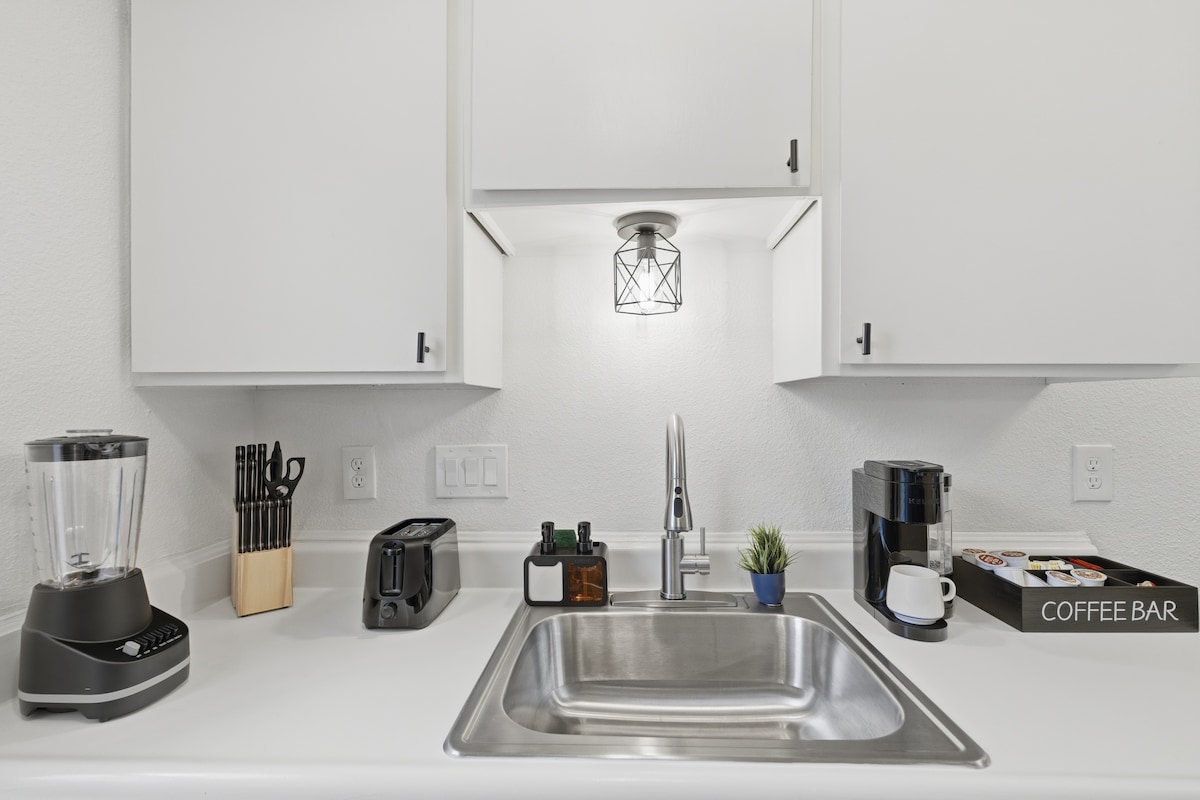 Charming Hyde Park Studio | King Bed, Free Parking