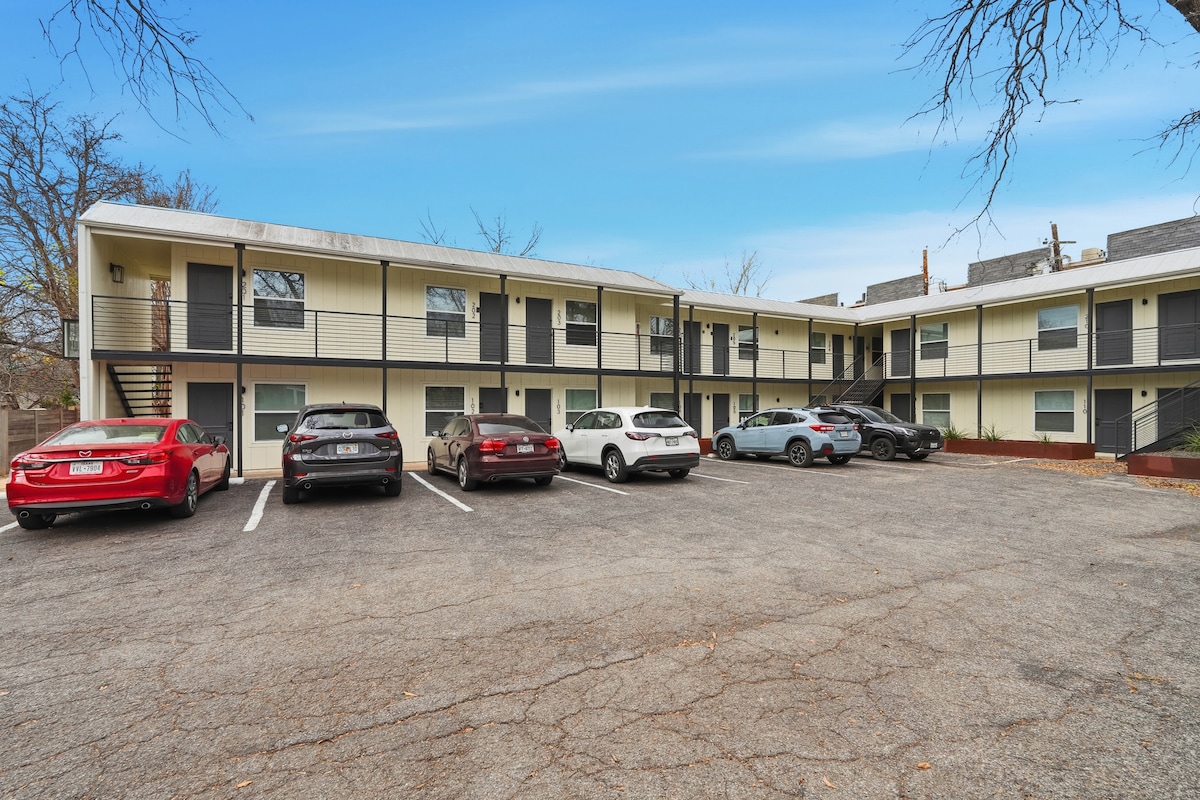 Charming Hyde Park Studio | King Bed, Free Parking
