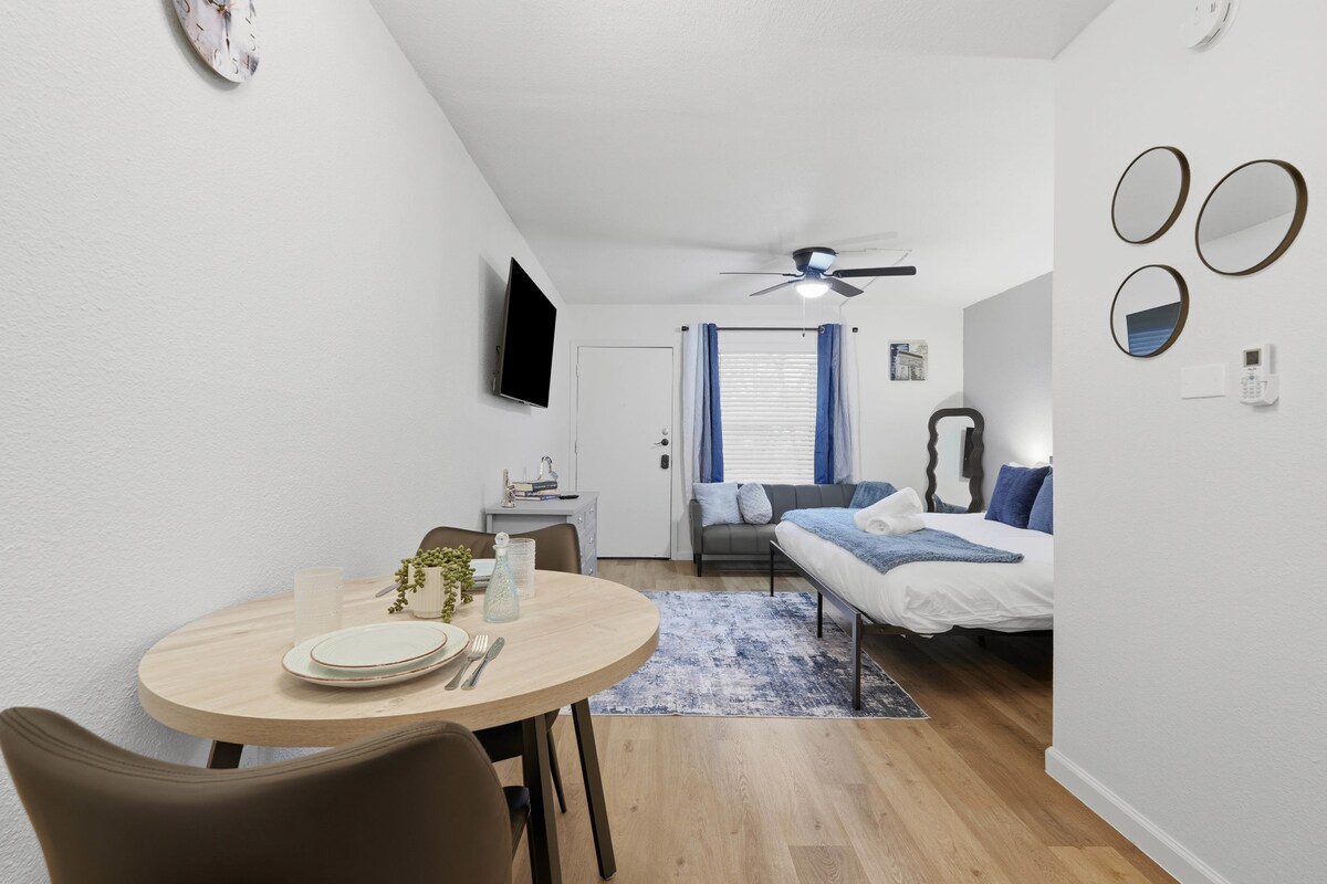 Charming Hyde Park Studio | King Bed, Free Parking