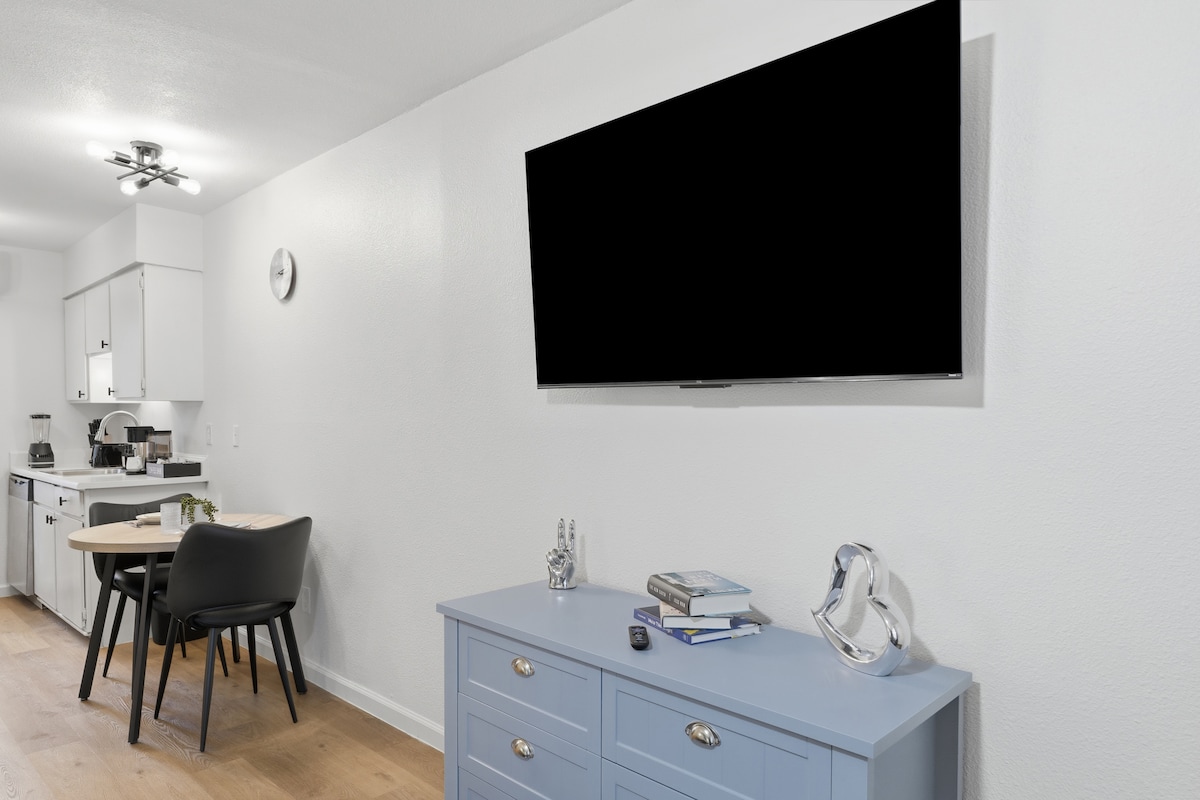 Charming Hyde Park Studio | King Bed, Free Parking