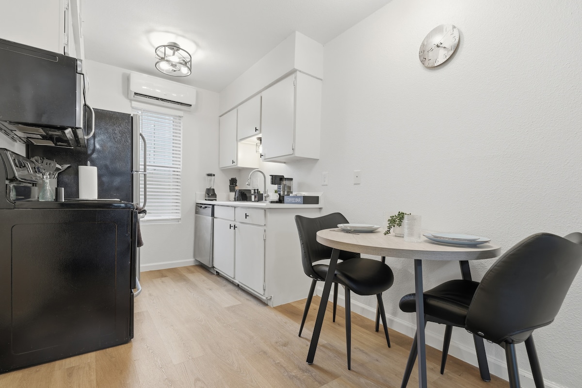 Charming Hyde Park Studio | King Bed, Free Parking