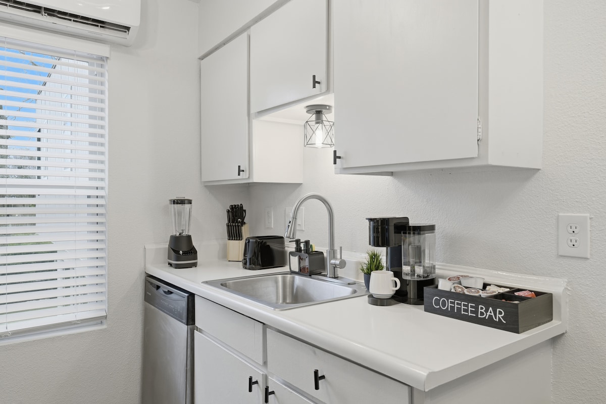 Charming Hyde Park Studio | King Bed, Free Parking