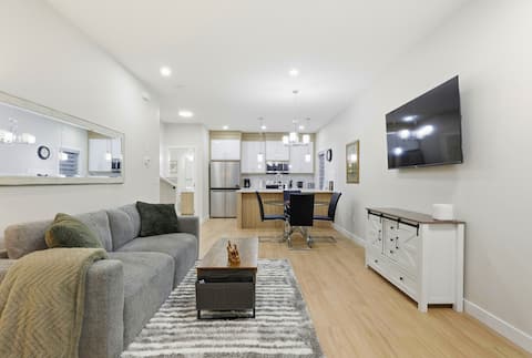 Popular Airbnb listing: King Bed Central Location FamilyFriendly Townhouse in Capitol Hill