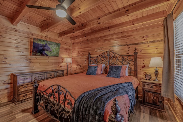 חדר שינה 1 עם מיטת קינג סייז, טלוויזיה, מאוורר תקרה, חלל חמים ונעים