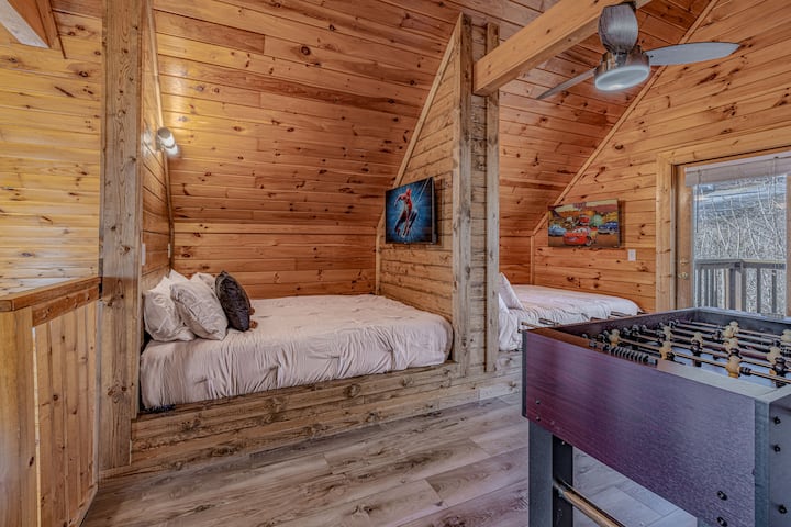 מיטות קווין סייז באזור פרטי משלהן עם טלוויזיה, באזור הלופט עם חדר משחקים וכדורגל שולחני