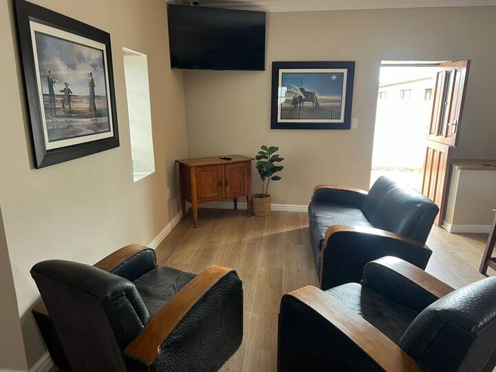 Cozy 2-bedroom House - Albertinia