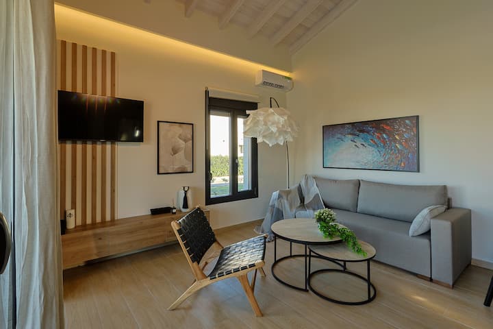 Helios - Seaside Pool Villa & Private Parking - Катерини