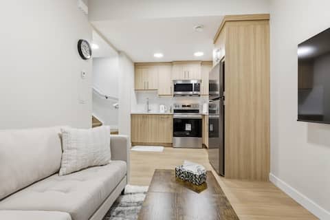 Top Airbnb: Cozy Entire Private Suite- 10 Mins To Downtown in Capitol Hill