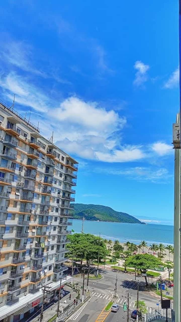 Vista desde la ventana de la sala de estar y el balcón del dormitorio 