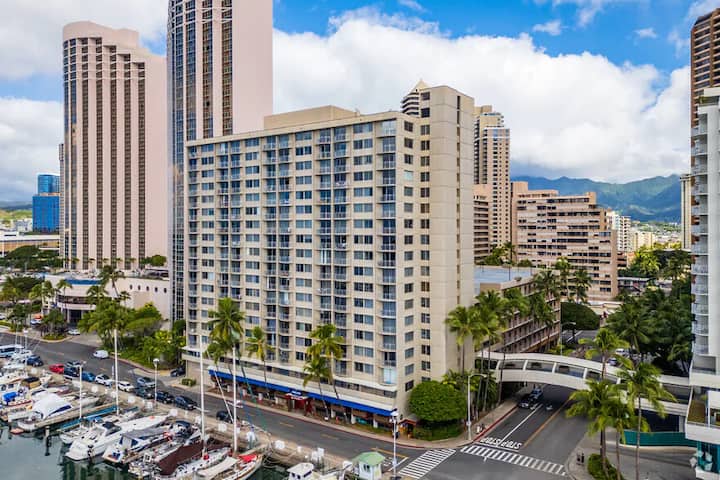 Ilikai Marina Condo For Rent With Free Parking - Honolulu, HI
