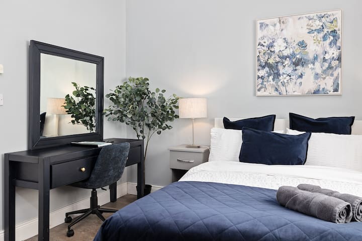 غرفة نوم مزدوجة واسعة ومريحة، مثالية لإقامة مريحة في ملاذ عصري وأنيق