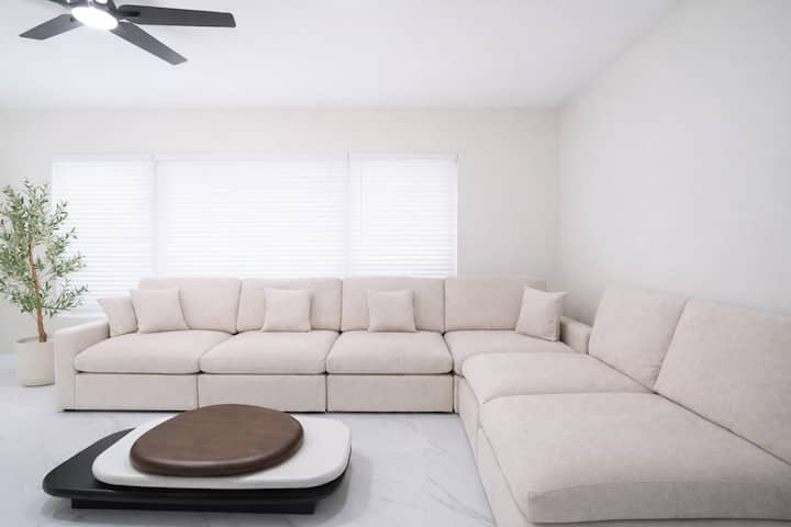 Central Clearwater | 3br Modern Retreat - Clearwater, FL