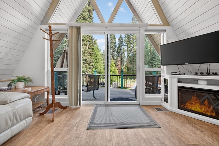 Lakefront Chalet With Beach! - Lake Almanor, CA