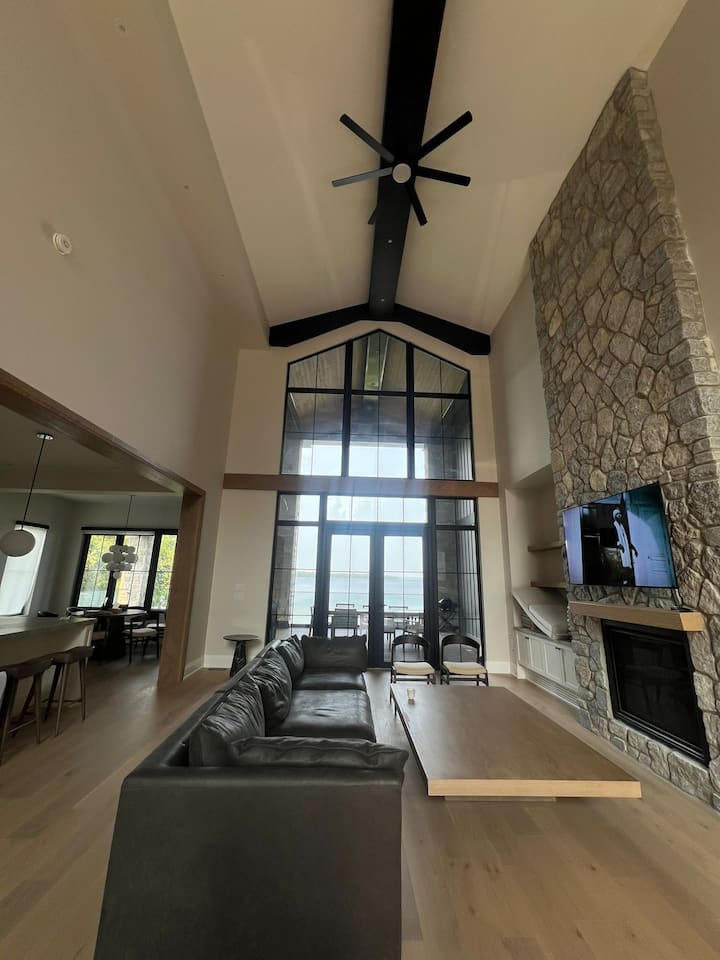 Exclusive Lakefront Retreat In Kawartha - Rosedale