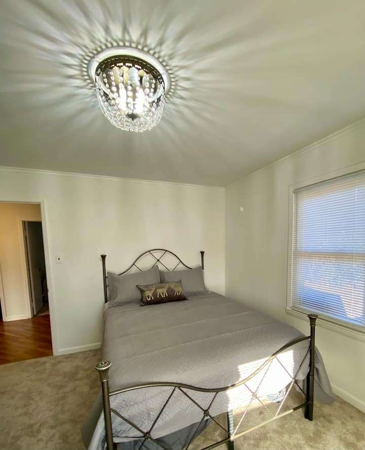 Брачен кревет (широк 150 – 179 см) со нов душек, нов тепих, целосна комода и полица за багаж.