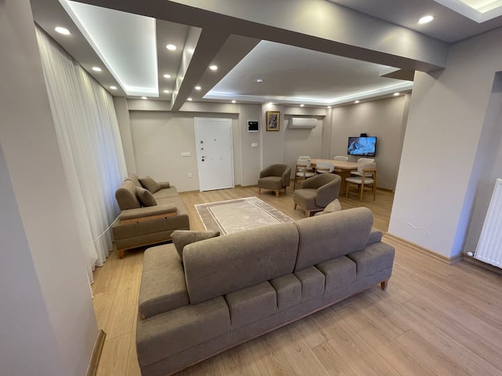 Isıtmalı Havuzlu Bahçeli Triblex Villa - Estambul