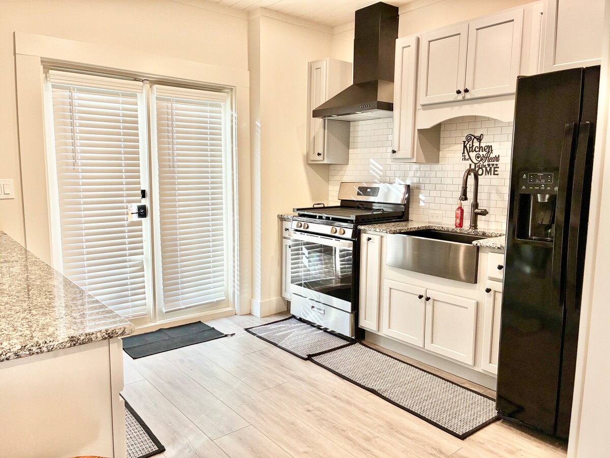 Private Lake House Retreat– 5 BR Flowery Branch
