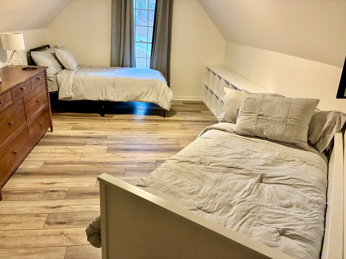 Private Lake House Retreat– 5 BR Flowery Branch