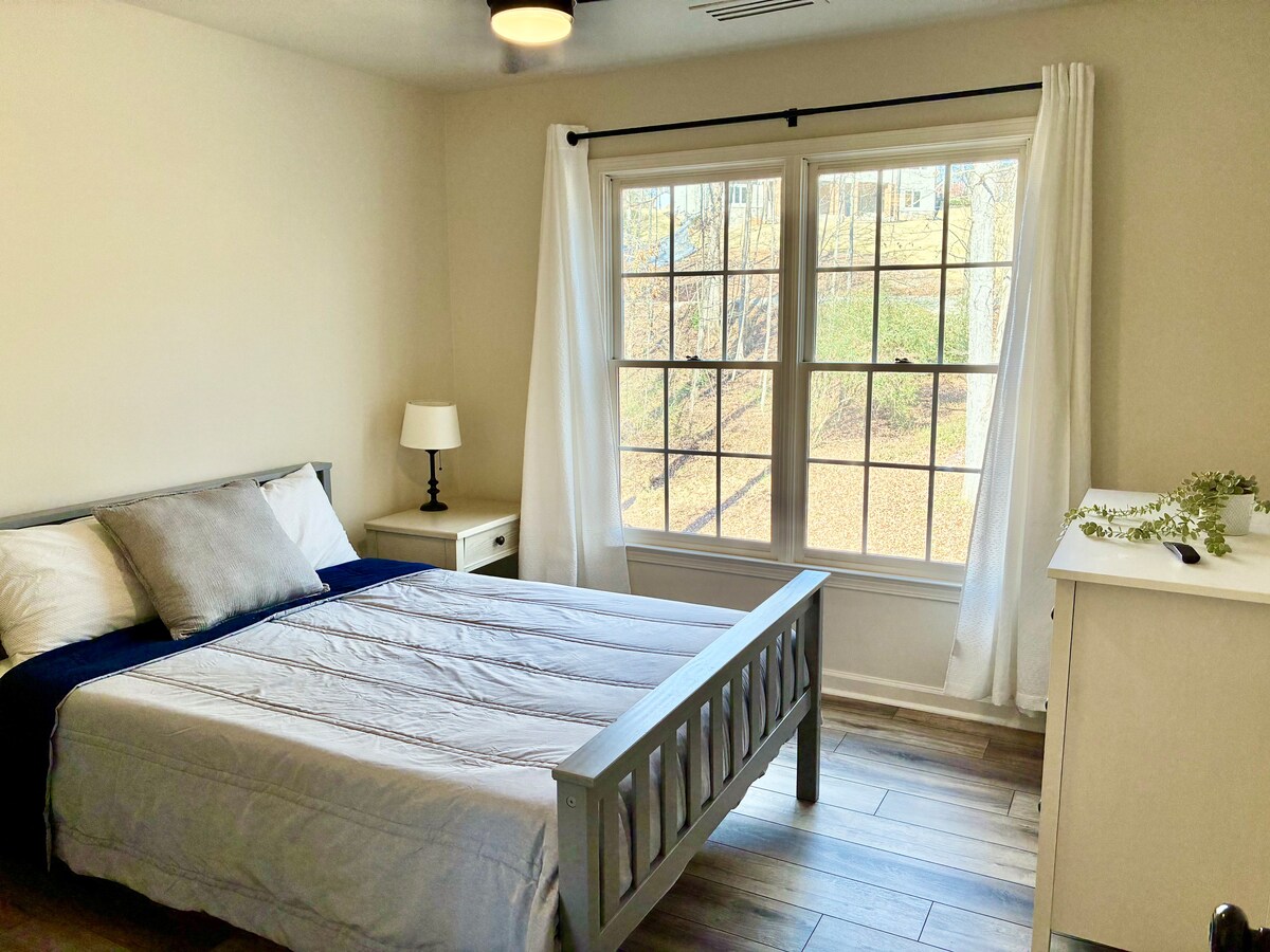 Private Lake House Retreat– 5 BR Flowery Branch