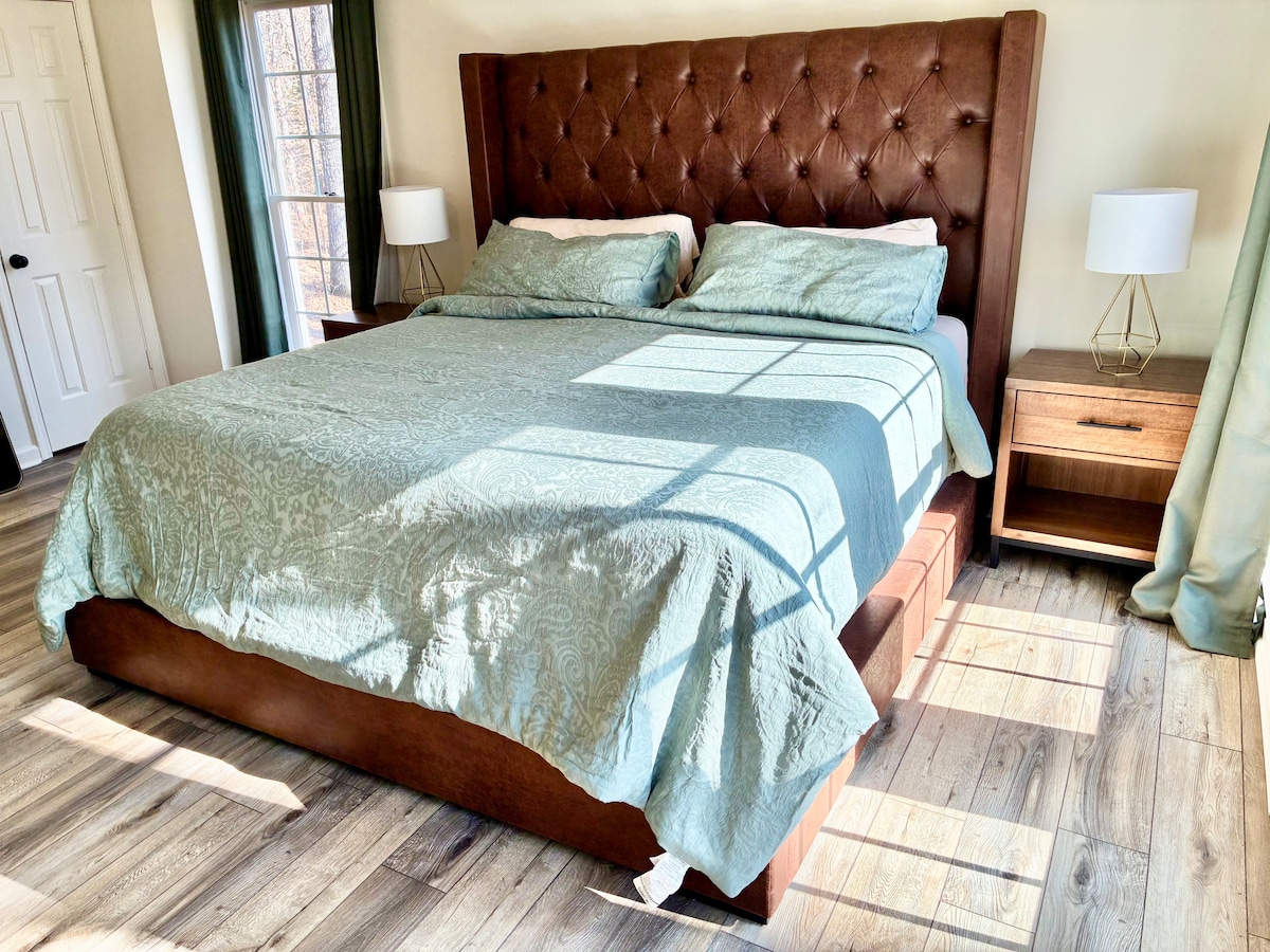 Private Lake House Retreat– 5 BR Flowery Branch