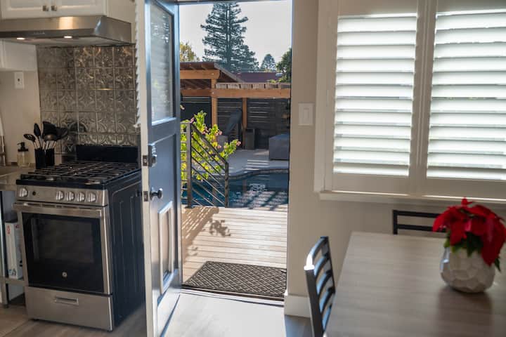 Bienvenido a Soulspace San José, tu hogar lejos de casa. Esta es la entrada privada desde el patio trasero. Hermosa vista de la terraza y la piscina desde el comedor del departamento.