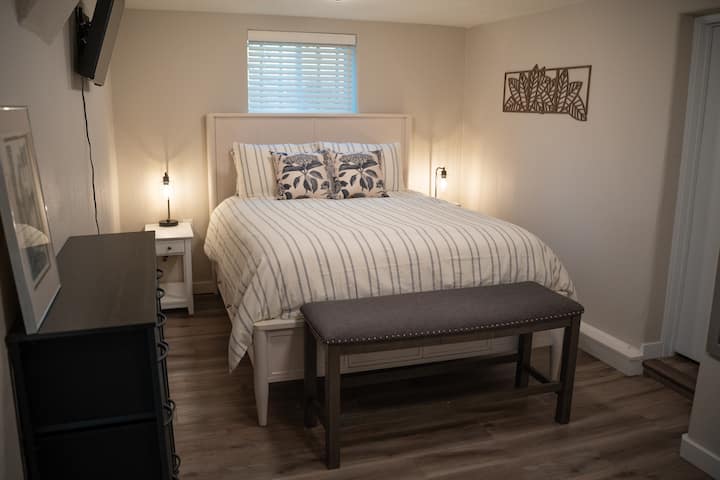 Cama tamaño queen con banco.