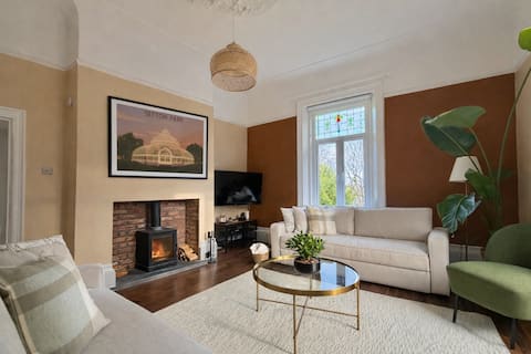 Successful Airbnb property: 2-Bed Sefton Park Retreat with Private Hot Tub in Greenbank
