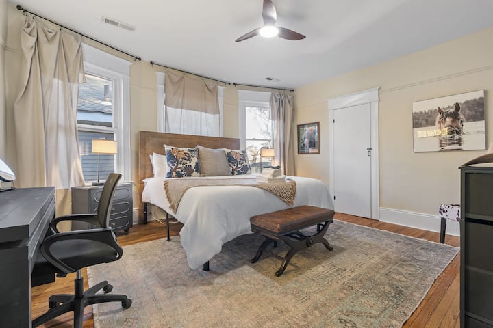 חדר שינה 1 - (למעלה) הוא חדר שינה גדול ומרווח, עם מיטת קינג סייז, טלוויזיה גדולה וחלל עבודה אישי!