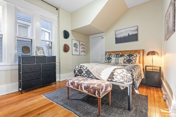 בחדר שינה 2 (למטה) יש מיטת קווין סייז, טלוויזיה גדולה וחדר רחצה פרטי בגודל מלא (#3) עם מקלחת!